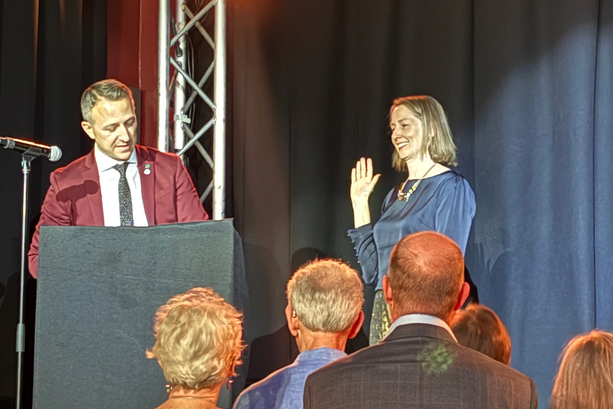 Gretchen Wilson takes the oath of office as 2027 ASLA President.